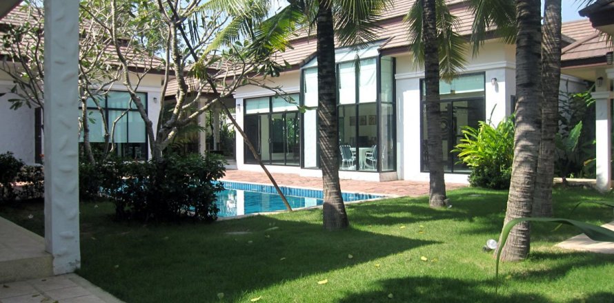 Casa de 4 dormitorios en Pattaya, Tailandia № 23045