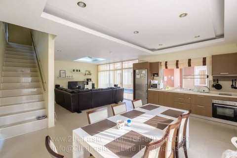 Casa de 4 dormitorios en Pattaya, Tailandia № 22216