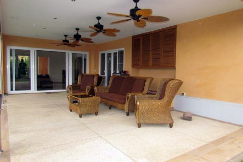 Casa de 5 dormitorios en Pattaya, Tailandia № 20120 - foto 17