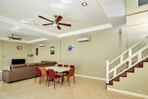 Casa de 5 dormitorios en Pattaya, Tailandia № 23055 - foto 15