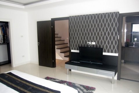Casa de 4 dormitorios en Pattaya, Tailandia № 22599 - foto 17