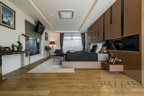 Casa de 4 dormitorios en Pattaya, Tailandia № 21157 - foto 17