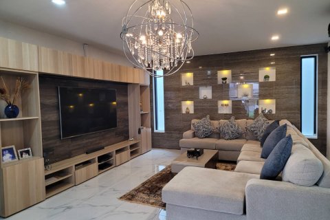 Casa de 5 dormitorios en Pattaya, Tailandia № 22389 - foto 3