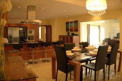 Casa de 5 dormitorios en Pattaya, Tailandia № 23316 - foto 2