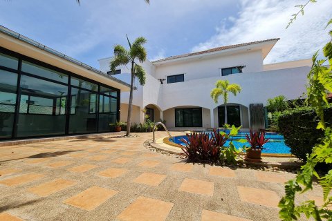 Casa de 6 dormitorios en Pattaya, Tailandia № 22401 - foto 15