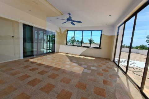 Casa de 6 dormitorios en Pattaya, Tailandia № 22401 - foto 4