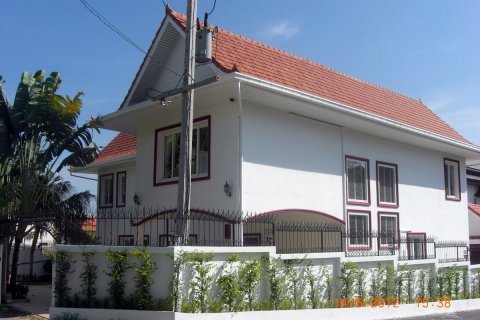 Casa de 5 dormitorios en Pattaya, Tailandia № 23400