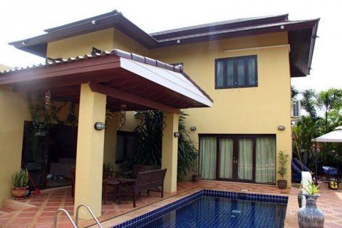 Casa de 4 dormitorios en Pattaya, Tailandia № 24381 - foto 5