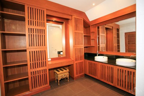Casa de 5 dormitorios en Pattaya, Tailandia № 24357 - foto 22