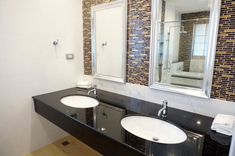 Casa de 4 dormitorios en Pattaya, Tailandia № 22548 - foto 15