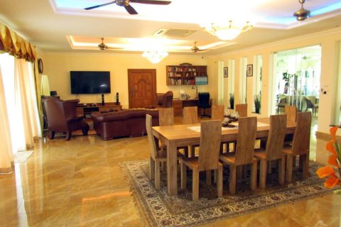 Casa de 4 dormitorios en Pattaya, Tailandia № 20514 - foto 17