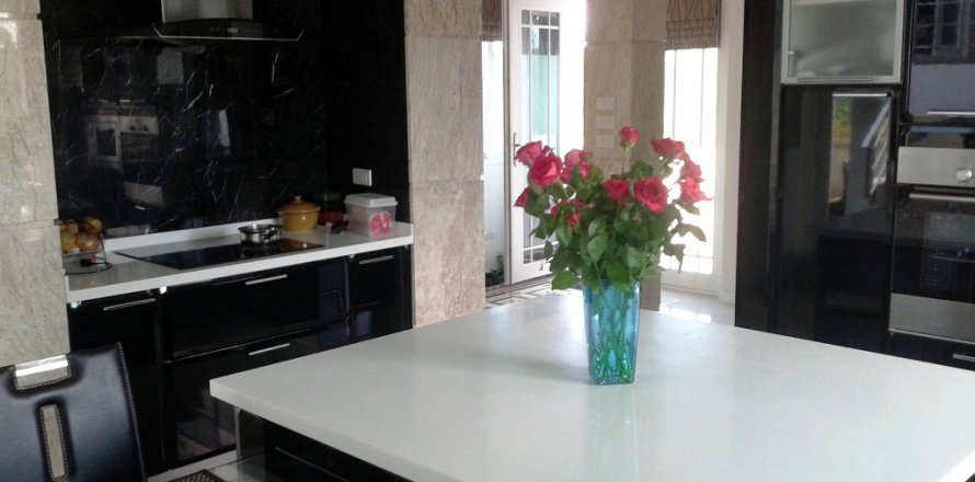 Casa de 5 dormitorios en Pattaya, Tailandia № 24082