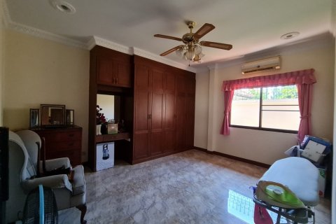 Casa de 4 dormitorios en Pattaya, Tailandia № 22375 - foto 17