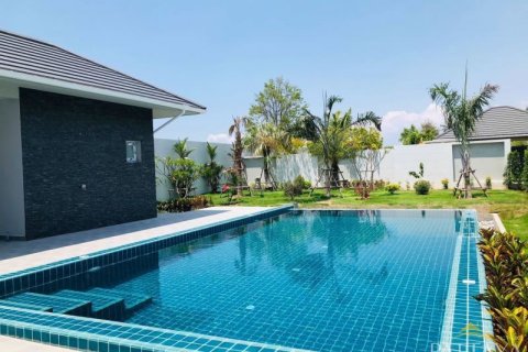 Casa de 4 dormitorios en Pattaya, Tailandia № 21436 - foto 2