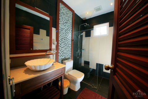 Casa de 4 dormitorios en Jomtien Beach, Pattaya, Tailandia № 24045 - foto 14