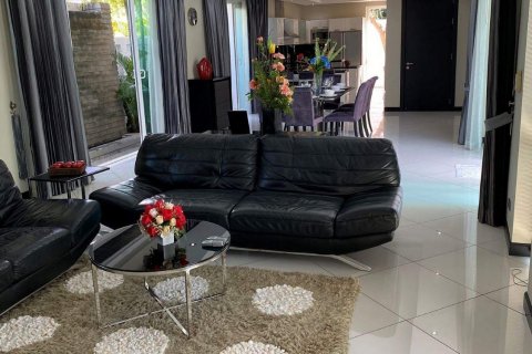 Casa de 5 dormitorios en Jomtien Beach, Pattaya, Tailandia № 22495 - foto 17