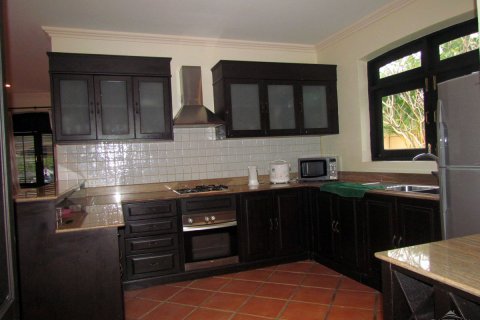 Casa de 4 dormitorios en Pattaya, Tailandia № 24068 - foto 6