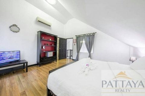 Casa de 4 dormitorios en Pattaya, Tailandia № 21135 - foto 15