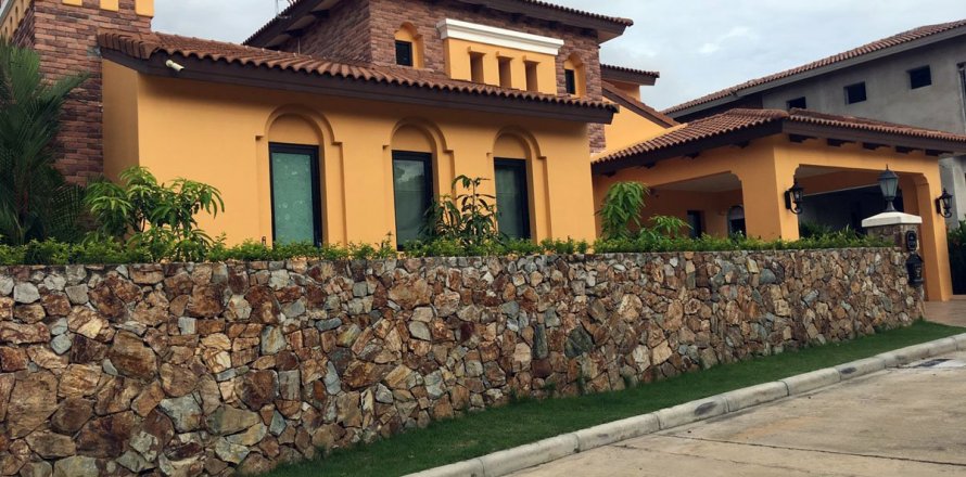 Casa de 3 dormitorios en Pattaya, Tailandia № 20674
