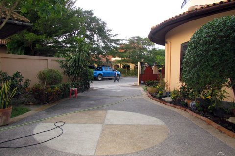 Casa de 4 dormitorios en Pattaya, Tailandia № 24068 - foto 3
