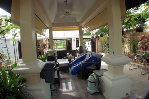 Casa de 4 dormitorios en Pattaya, Tailandia № 23444 - foto 26
