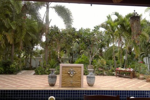Casa de 4 dormitorios en Pattaya, Tailandia № 24381 - foto 3