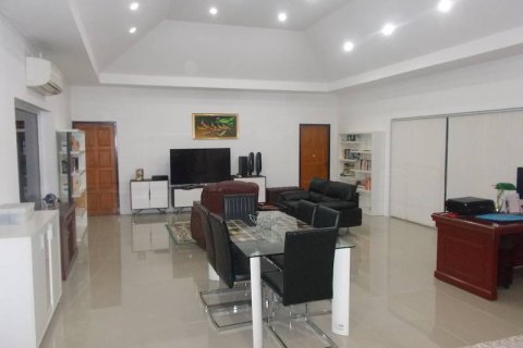 Casa de 4 dormitorios en Pattaya, Tailandia № 22172 - foto 18