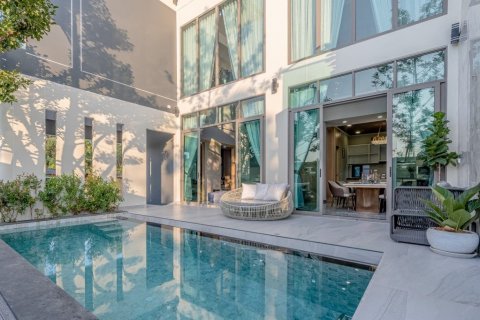 Casa de 5 dormitorios en Pattaya, Tailandia № 25045