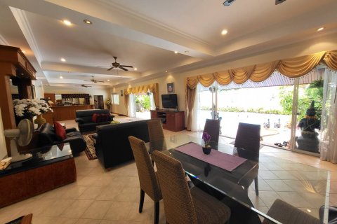 Casa de 4 dormitorios en Pattaya, Tailandia № 29165 - foto 4