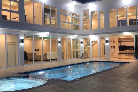 Casa de 4 dormitorios en Pattaya, Tailandia № 29169 - foto 15