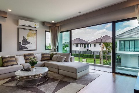 Sobre plano Airi Changwattana en Bangkok, Tailandia № 33612 - foto 12