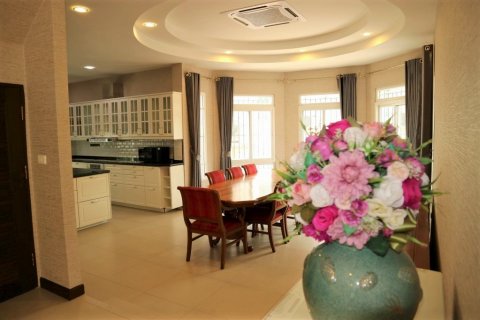 Casa de 5 dormitorios en Pattaya, Tailandia № 36366 - foto 7