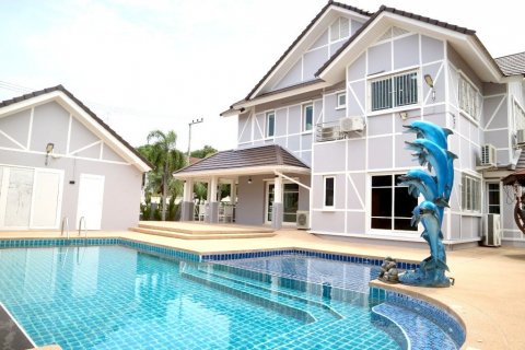 Casa de 5 dormitorios en Pattaya, Tailandia № 36366