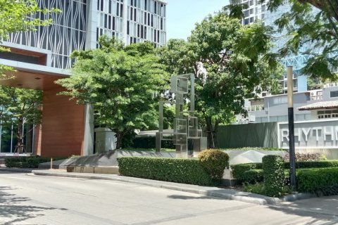 Sobre plano Rhythm Sathorn - Narathiwas en Bangkok, Tailandia № 36312