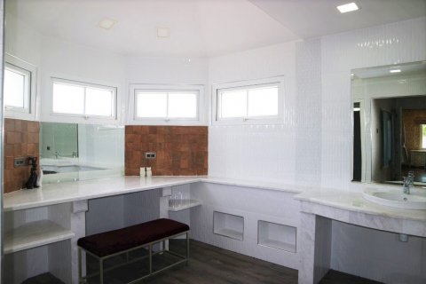 Casa de 5 dormitorios en Pattaya, Tailandia № 36366 - foto 15