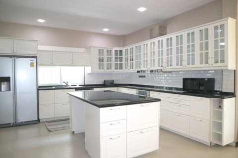 Casa de 5 dormitorios en Pattaya, Tailandia № 36366 - foto 16