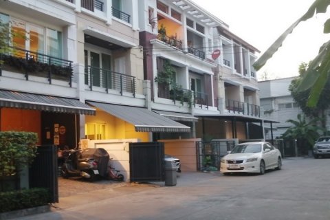 Sobre plano Baan Klang Muang Urbanion Rama 9 - Ladprao en Bangkok, Tailandia № 36639 - foto 3