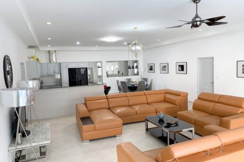 Casa de 12 dormitorios en Pattaya, Tailandia № 43672 - foto 5