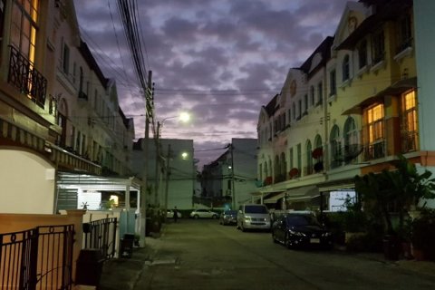 Sobre plano Baan Klang Muang Luzern Sukhumwit en Bangkok, Tailandia № 43211 - foto 4