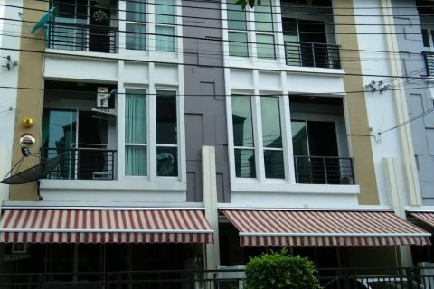 Sobre plano Baan Klang Muang Ratchada 36 en Bangkok, Tailandia № 42113 - foto 4