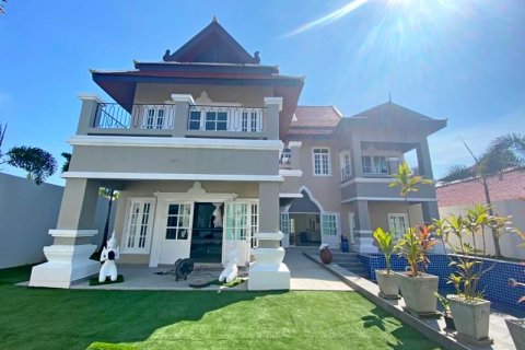 Casa de 6 dormitorios en Pattaya, Tailandia № 44709