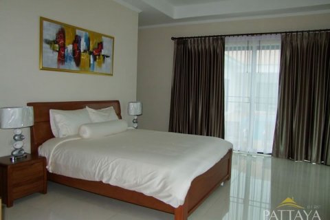 Casa de 4 dormitorios en Pattaya, Tailandia № 45437 - foto 3