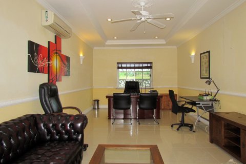 Casa de 3 dormitorios en Pattaya, Tailandia № 45435 - foto 25