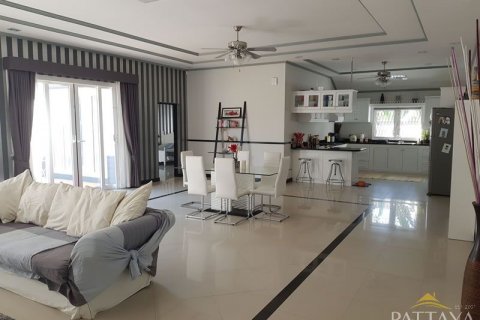 Casa de 4 dormitorios en Pattaya, Tailandia № 45438 - foto 22