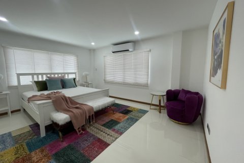 Casa de 4 dormitorios en Jomtien Beach, Pattaya, Tailandia № 23856 - foto 13