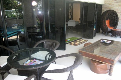 Casa de 4 dormitorios en Jomtien Beach, Pattaya, Tailandia № 45494 - foto 28