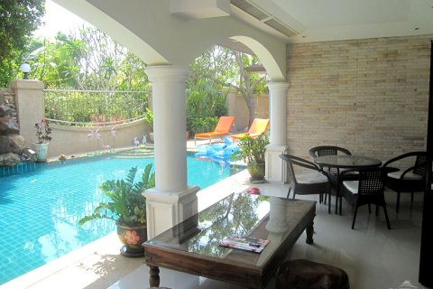 Casa de 4 dormitorios en Jomtien Beach, Pattaya, Tailandia № 45494 - foto 26