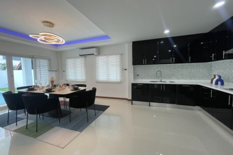Casa de 4 dormitorios en Jomtien Beach, Pattaya, Tailandia № 23856 - foto 5
