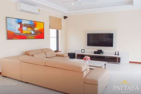 Casa de 4 dormitorios en Pattaya, Tailandia № 45437 - foto 2