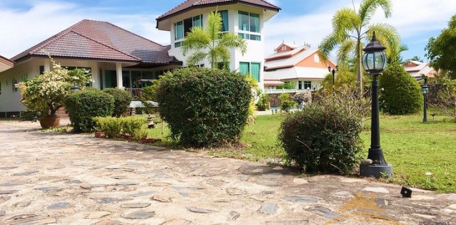 Casa de 3 dormitorios en Pattaya, Tailandia № 45499